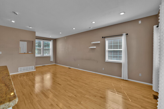 Building Photo - 6674 Chantilly Pl