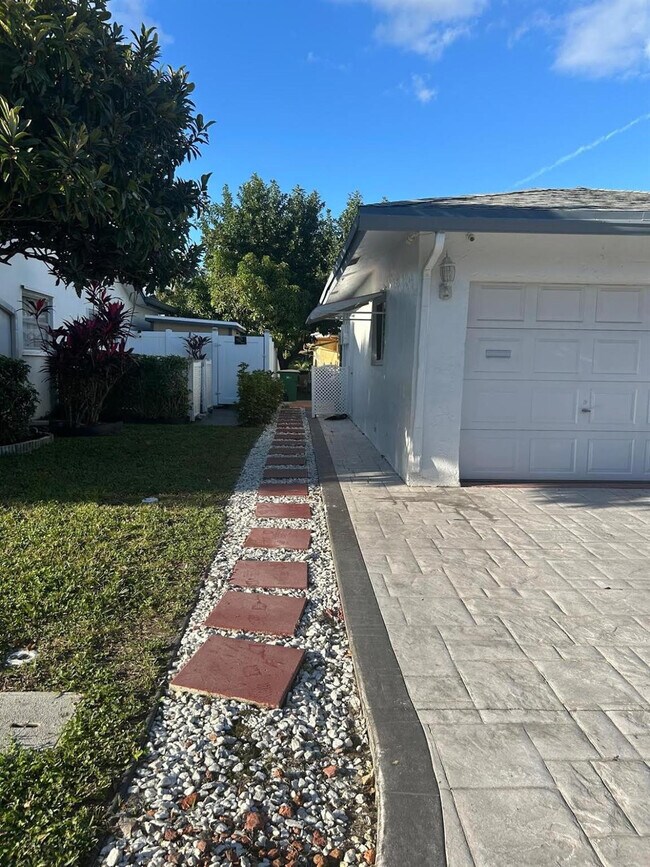 Building Photo - 7001 NW 76th Ct