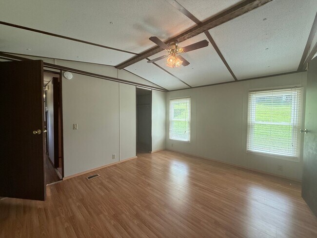 Building Photo - 2 Bedroom 2 Bath Mobile Home in Greeneville, TN