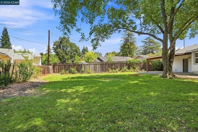 Building Photo - 517 Shelly Dr