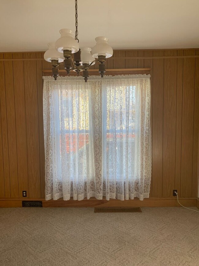 Building Photo - CEDAR FALLS 3BR house w garage, fenced yard, central air