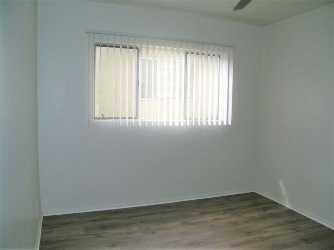 Building Photo - 2bed/2bath AVAILABLE NOW