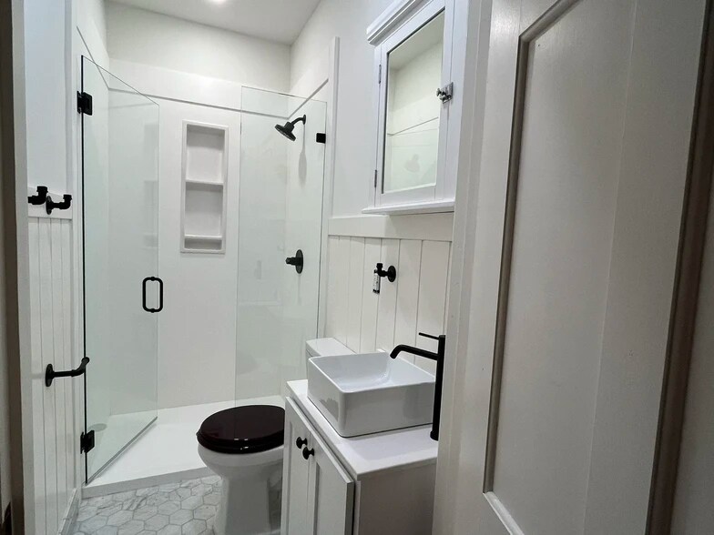 Building Photo - 1300 E 1st St