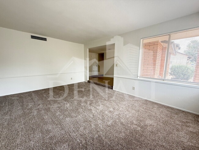 Building Photo - 1016 W Nido Ave