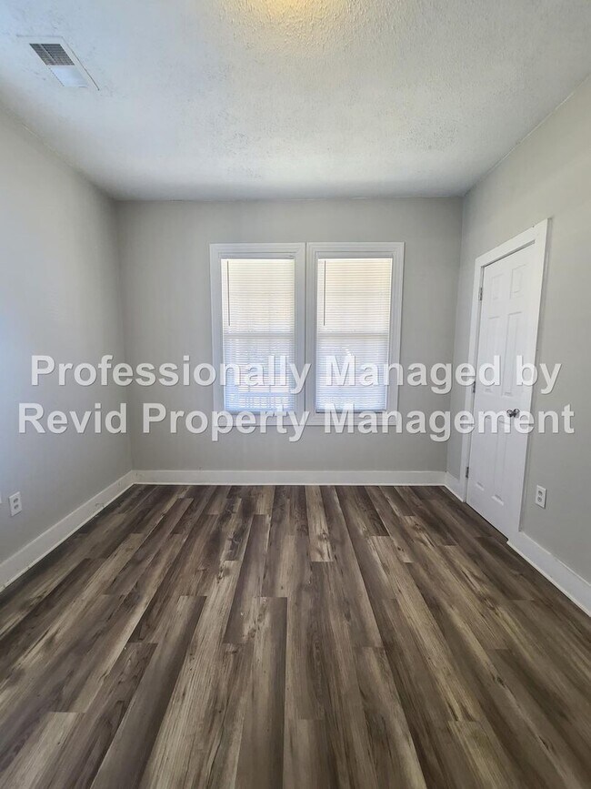 Building Photo - SECTION 8 ACCEPTED