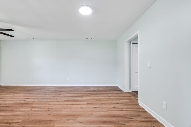 Building Photo - Completely Renovated 2BR Duplex with Granite Counters & Stainless Appliances