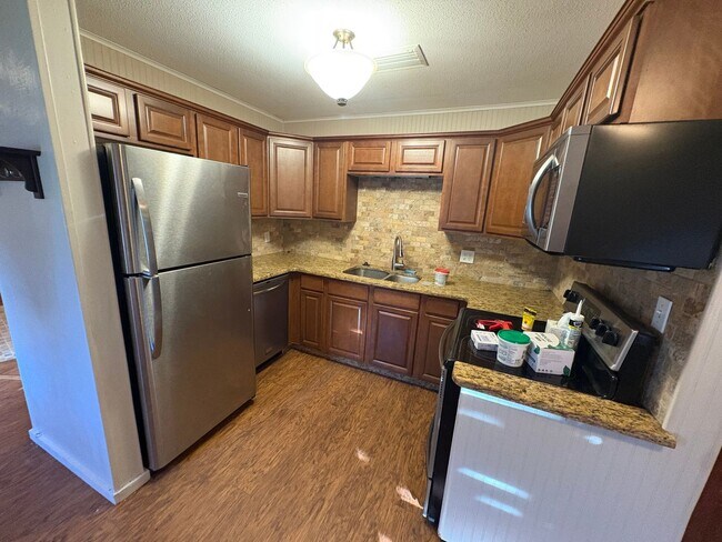 Building Photo - Tavares 2 Bed 1 Bath w/ Den!