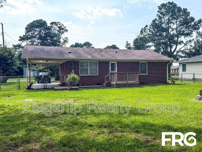 Building Photo - 910 Holloman St