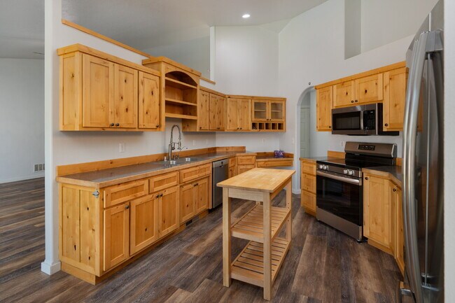 Building Photo - "Charming 3 bed / 2 Bath w/ Additional Off...