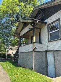 Building Photo - 3 Bedroom House w/ Bonus Rooms