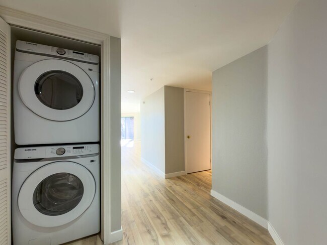 Building Photo - Spacious 3BR Condo in Downtown Glendale!