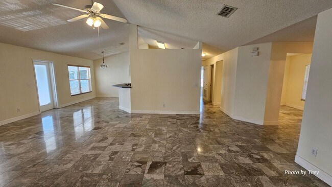 Building Photo - 3 Bed 2 Bath 2 Car Garage