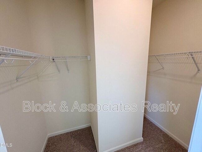 Building Photo - 721 Parc Townes Dr