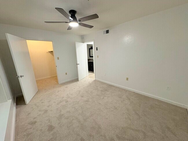 Building Photo - 1530 Live Oak Dr