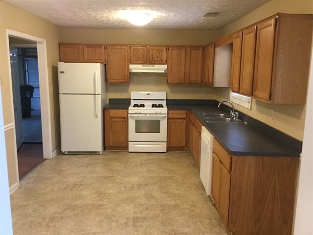 Building Photo - 570 Swan Creek Court