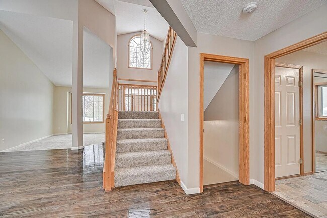Building Photo - Spacious 4-Bed 4-Bath Home in Buffalo - Available 7/1!