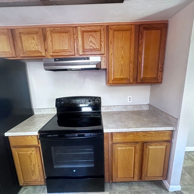 Building Photo - Must See! 2-bedroom, 2-bath single-story c...