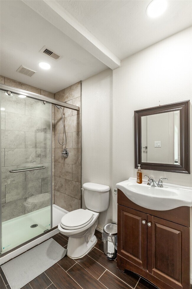 Building Photo - 2923 Royal Oaks Crest