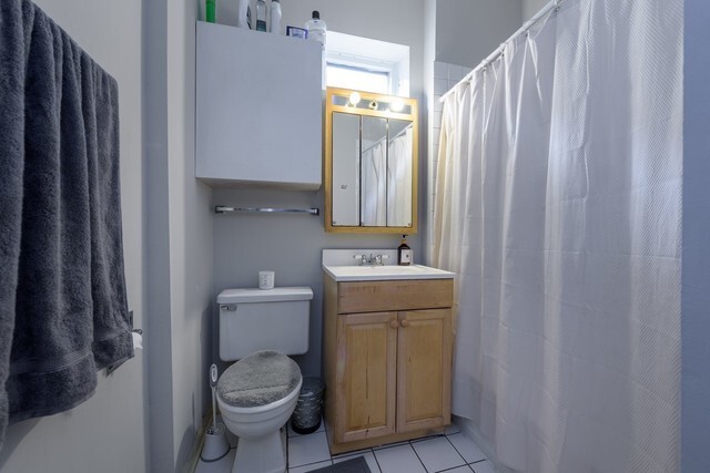 Building Photo - 833 W Wellington Ave