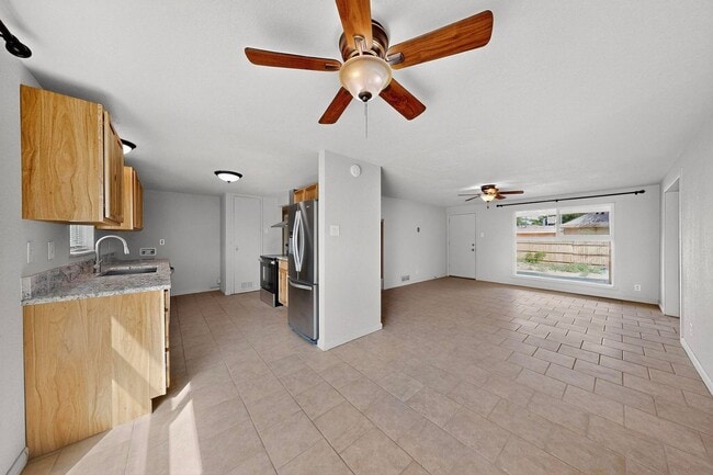 Building Photo - NE 3 bedroom 1 bath 1348/sf