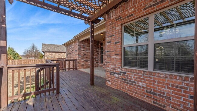 Building Photo - Sign a lease before March 31st and get 50% off one month’s rent, redeemable from the 2nd–12th month.