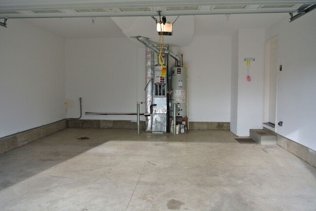 Building Photo - Spacious 3 bedroom 2.5 bath home in SE Cor...