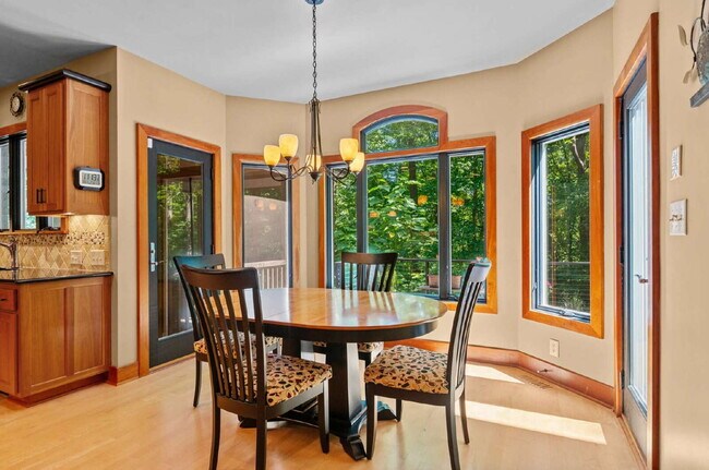 Building Photo - Luxurious 5-Bed Sanctuary with Scenic View...