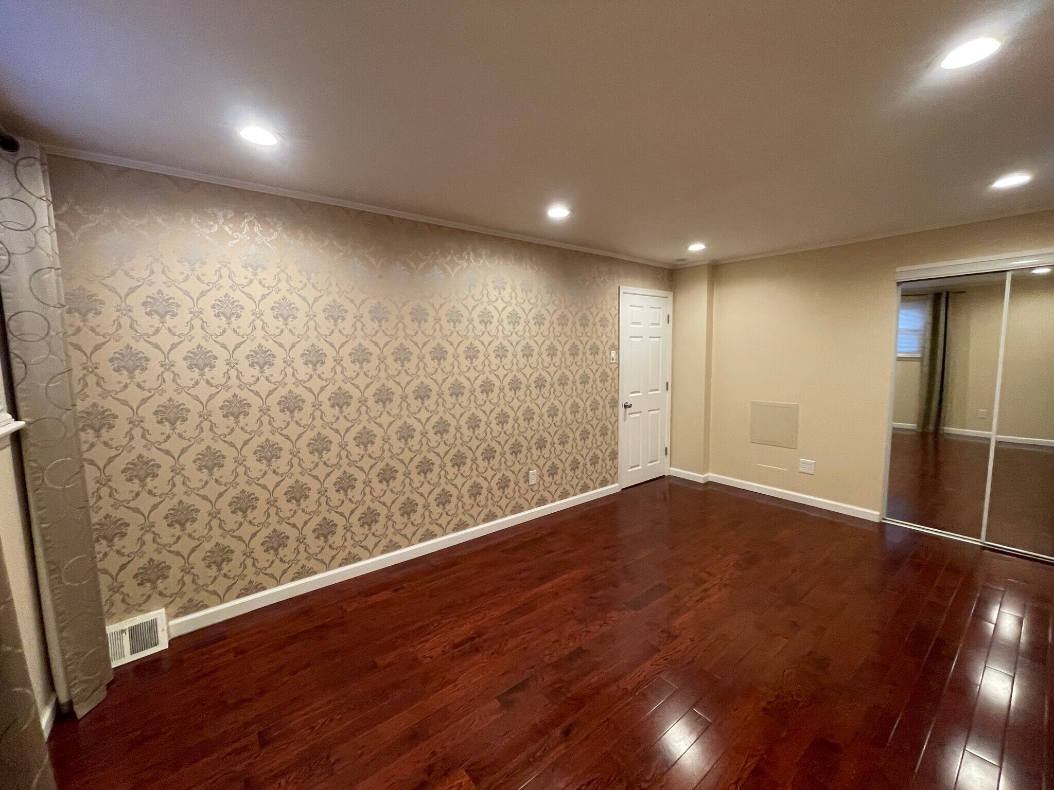 Building Photo - 2314 Strahle St