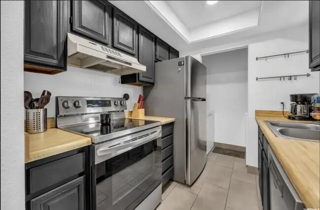 Fully stocked kitchen w oven, fridge, and dishwasher - 6881 S Countrywoods Cir