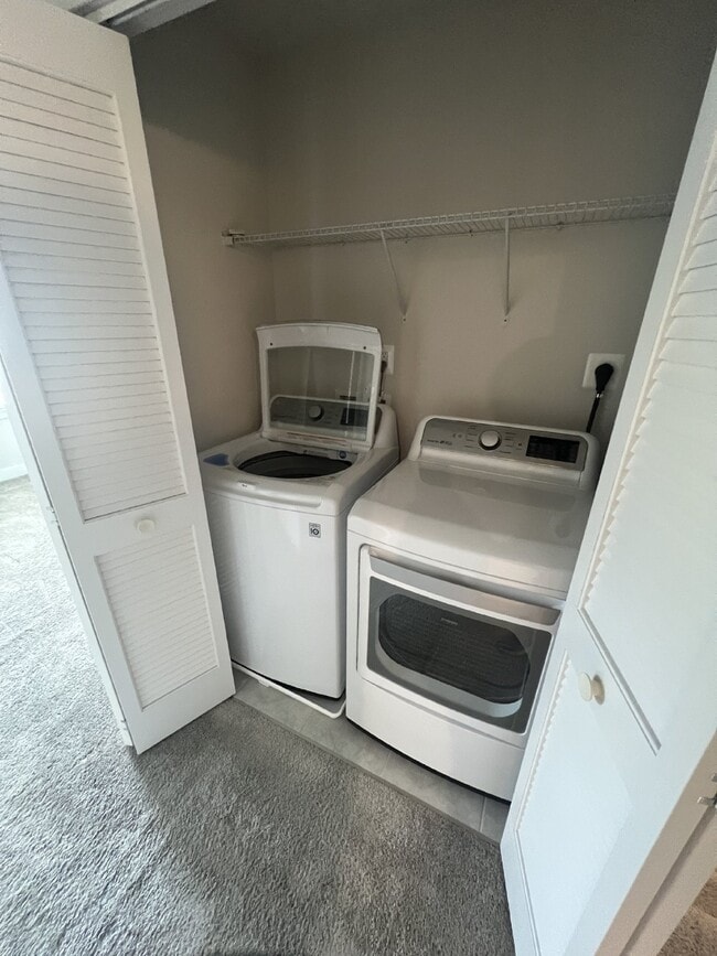 Building Photo - Exceptional 3-Level Corner Unit Townhome w...