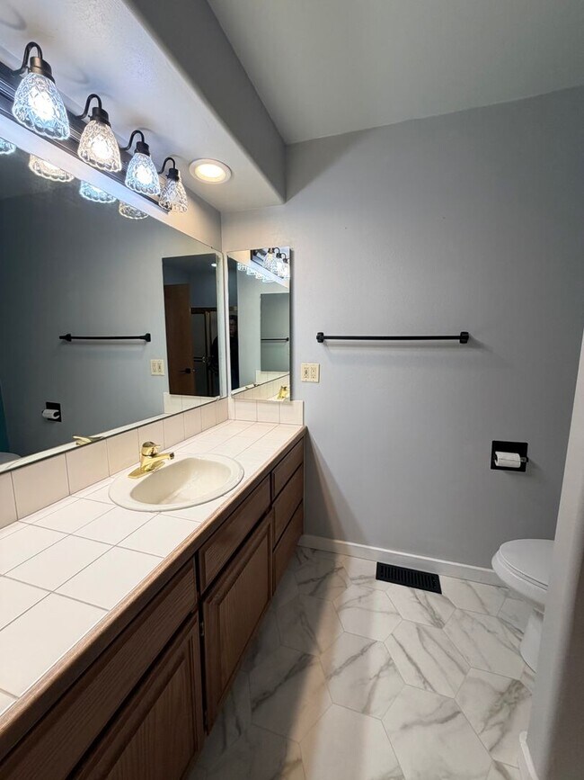 Building Photo - Beautiful Craftsman Style Rambler Must See!!