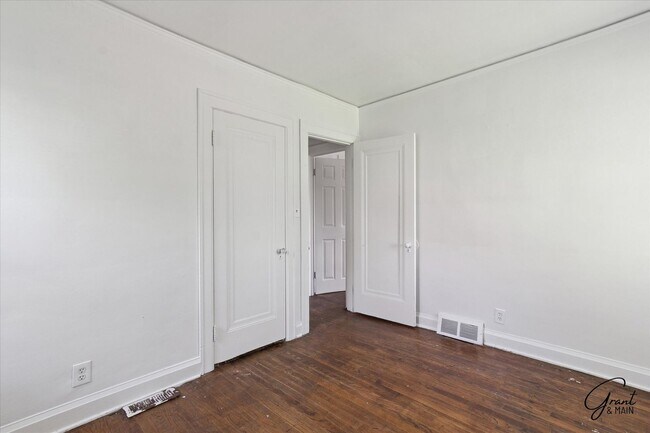 Building Photo - 10343 Crocuslawn Ave