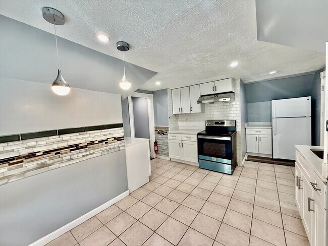 Building Photo - 10 Clark St