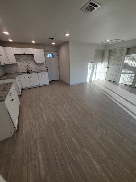 Building Photo - 2417 Castroville Rd