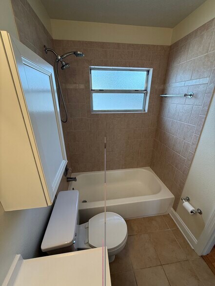 bathroom - 421 S Hyer Ave