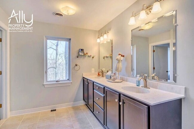 Building Photo - 501 Rookwood Pl