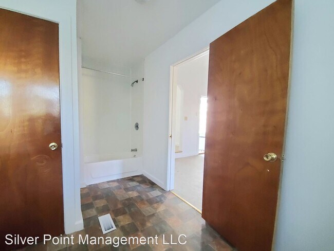 Building Photo - 3 br, 1 bath House - 83 South Ave
