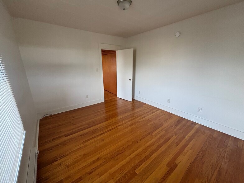 Bedroom - 107 Montrose Ave