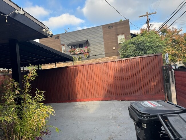 Building Photo - 1200 Tamarind Ave