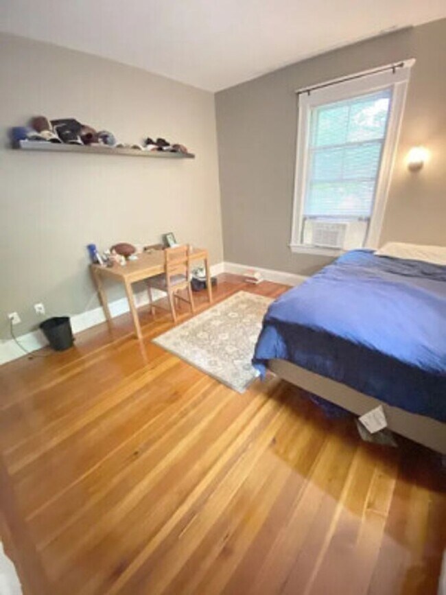 Building Photo - ALLSTON 3 BR Apartment - 9/1