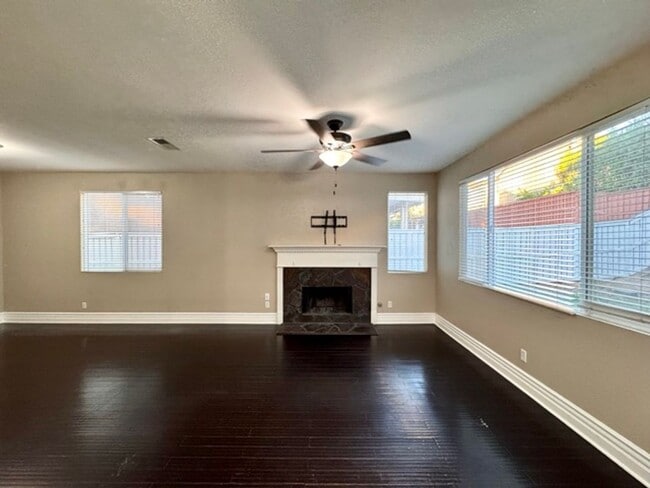 Building Photo - Beautiful 4 Bedroom Murrieta Home with Sol...