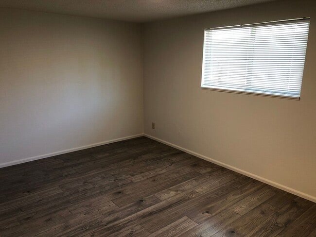 Building Photo - Updated 2 bed 1 bath dulpex in Eugene!