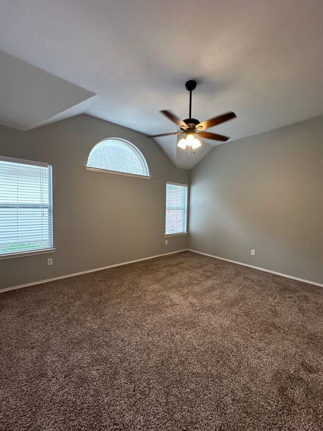 Building Photo - Gorgeous 4 bedroom with tons of Family space!