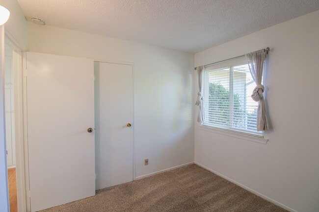 Building Photo - Unique Large Floor Plan for this 5 Bedroom in Laguna Lake