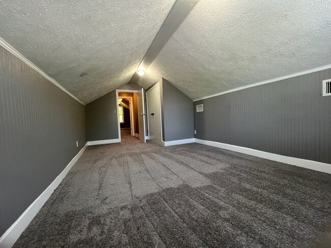 Building Photo - 4 Bedroom, 2 Bath Updated home in Jordan/Johnson area