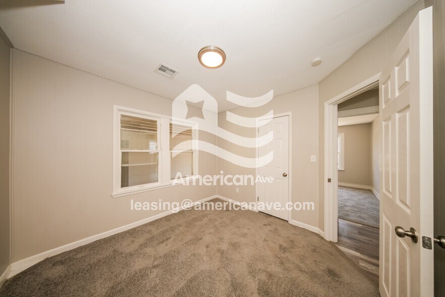 Building Photo - 225 E Himes St