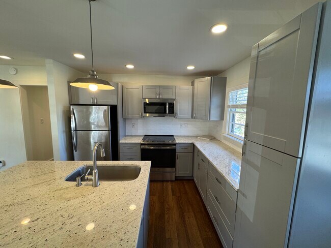 Building Photo - 432 Woodvale Ln