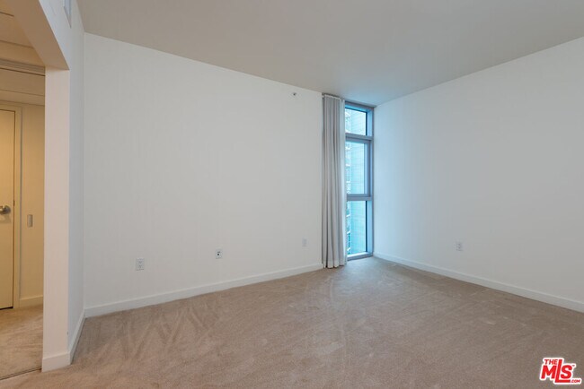 Building Photo - 13700 Marina Pointe Dr