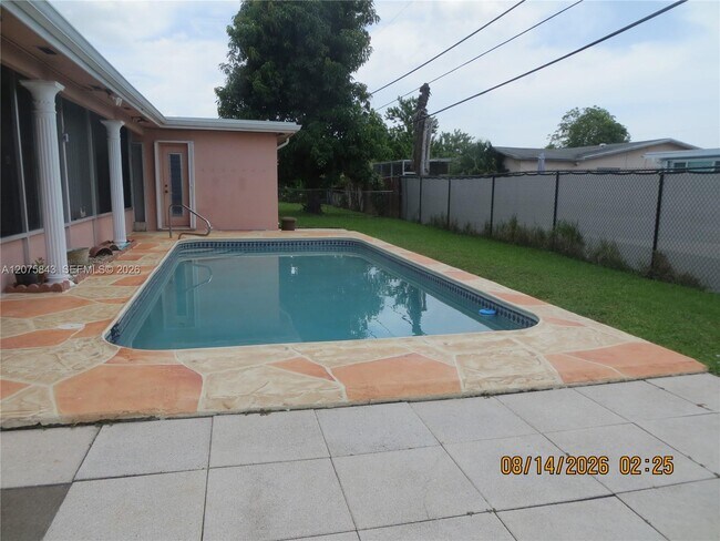 Building Photo - 8570 Sunset Strip