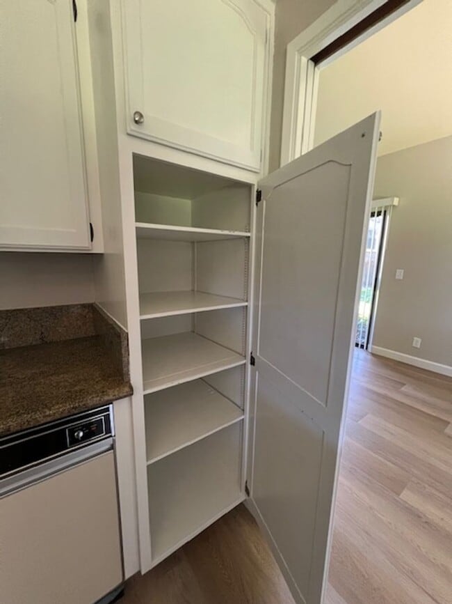 Building Photo - 3 Bed End Unit in Mt. View